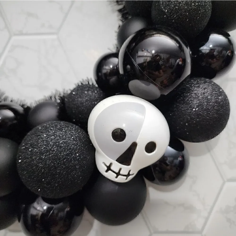 Target Halloween Wreath Shatterproof Bulbs & Skulls Hyde & Eek Black  17 Inches